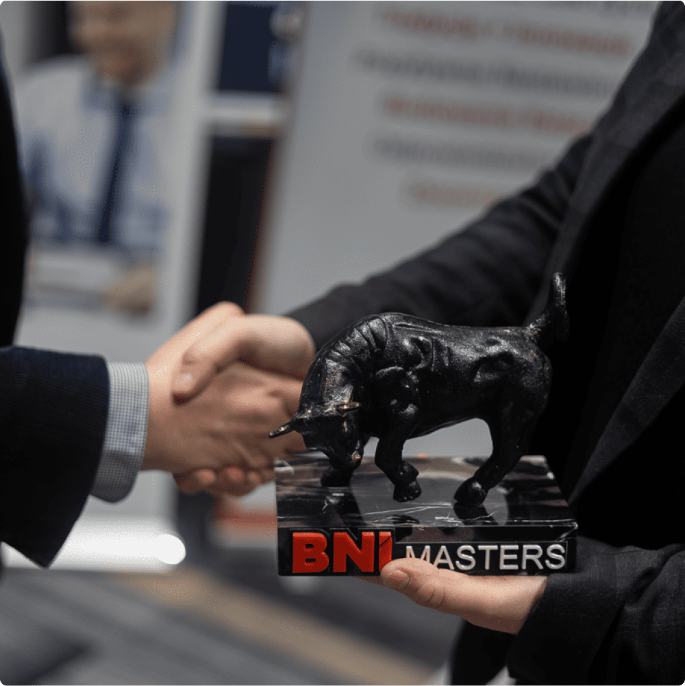bni masters krakow wreczenie statuetki byka - BNI Masters Kraków - Networking i Spotkania Biznesowe